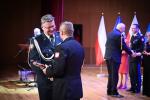 Dyrektor IAS odbiera figurkę