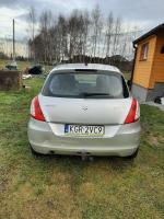  Suzuki Swift o pojemności 1.2 i mocy 94KM , 2012r. koloru srebrnego, pięciodrzwiowy, uszkodzony przedni i tylny zderzak, zamontowany hak holowniczy