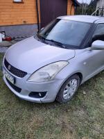  Suzuki Swift o pojemności 1.2 i mocy 94KM , 2012r. koloru srebrnego, pięciodrzwiowy, uszkodzony przedni i tylny zderzak, zamontowany hak holowniczy