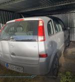 Samochód osobowy Opel Meriva koloru srebrny metalik. Wybita szyba tylnich drzwi. 