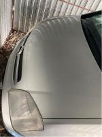 Samochód osobowy Opel Meriva koloru srebrny metalik. Wybita szyba tylnich drzwi. 