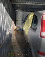 Samochód osobowy Opel Meriva koloru srebrny metalik. Wybita szyba tylnich drzwi. 