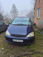 Samochód osobowy Ford Galaxy koloru granatowego. Samochód zaniedbany, uszkodzony zderzak tylny. 