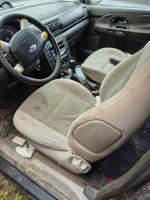 Samochód osobowy Ford Galaxy koloru granatowego. Samochód zaniedbany, uszkodzony zderzak tylny. 