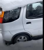 Samochód osobowy Suzuki Ingis koloru srebrny metalik. 