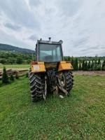 Ciągnik rolniczy Renault 120.54 koloru żółtego 