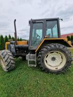 Ciągnik rolniczy Renault 120.54 koloru żółtego 