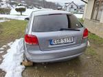 Samochód osobowy AUDI A3. Samochód osobowy koloru srebrnego, trzydrzwiowy, brak prawego przedniego błotnika, koła oraz przedniego zderzaka.