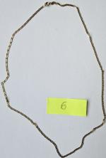 6 - zdjęcie przedstawia łańcuszek złoty, próba złota 0,750, masa 4,22g;