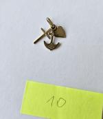 10 - zdjęcie przedstawia wisiorek złoty, próba złota 0,585, masa 2,45g.