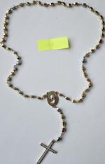 zdjęcie nr 1 przedstawia różaniec złoty z wizerunkiem Matki Boskiej i krzyżykiem zdobione cyrkoniami, próba złota 0,585, masa 98,44g;