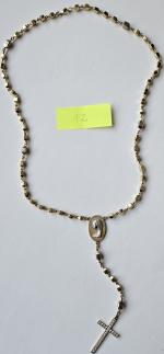  zdjęcie nr 2 przedstawia różaniec złoty z wizerunkiem Matki Boskiej i krzyżykiem zdobione cyrkoniami, próba złota 0,585, masa 58,26g.