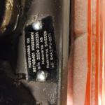 Obraz 4 – piła spalinowa Husqvarna 130 widok tabliczki znamionowej