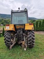 Ciągnik rolniczy Renault 120.54 koloru żółtego 