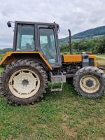 Ciągnik rolniczy Renault 120.54 koloru żółtego 