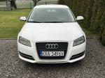 Samochód osobowy Audi A3 koloru białego, pięciodrzwiowy, przyciemnione tylne szyby. 