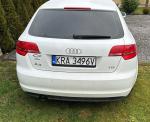 Samochód osobowy Audi A3 koloru białego, pięciodrzwiowy, przyciemnione tylne szyby. 