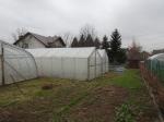 Działka będąca przedmiotem licytacji, widoczne ogrodzenie, powierzchnie szklarniowe z folii 