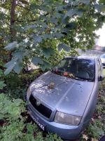 Samochód osobowy Skoda Fabia koloru szaro błękitny metalik. 