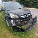 Samochód osobowy Honda CR-V koloru czarnego. Po kolizyjny, uszkodzony przód i bok samochodu. 