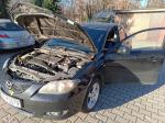 Samochód osobowy Mazda 3, sedan w kolorze czarnym. Widoczne oznaki korozji. 