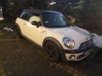 Samochód osobowy Mini Cooper koloru białego. trzydrzwiowy.