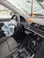 Samochód osobowy Audi A4 koloru czarnego kombi. Powypadkowy. Uszkodzony przód samochodu. Wybita poduszka powietrzna. 