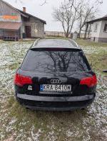 Samochód osobowy Audi A4 koloru czarnego kombi. Powypadkowy. Uszkodzony przód samochodu. Wybita poduszka powietrzna. 