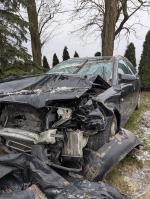 Samochód osobowy Audi A4 koloru czarnego kombi. Powypadkowy. Uszkodzony przód samochodu. Wybita poduszka powietrzna. 