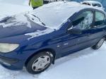 Samochód osobowy Peugeot 206  koloru granatowego. 