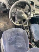 Samochód osobowy Peugeot 206  koloru granatowego. 