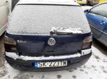 Samochód osobowy VW Golf koloru granatowego. Uszkodzone przednie nadkole.
