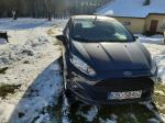 Samochód osobowy Ford Fiesta 2013, moc 71 kW, manualna skrzynia biegów. Samochód wyposażony w silnik benzynowy który zasilany jest również paliwem LPG. Wyposażenie to między innymi: centralny zamek, wspomaganie kierownicy, klimatyzacja manualna, elektryczne przednie szyby, aluminiowe felgi