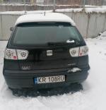 Samochód osobowy Seat Ibiza, rok produkcji: 2000 pojazd uszkodzony, lewy bok pojazdy przerysowany, skorodowane nadkola i lewe drzwi,
uszkodzona boczna lewa szyba. W drzwiach brak zamków, rozładowany akumulator. W kolorze czarnym, tył