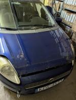 Samochód osobowy marki Fiat Punto,  moc 70 kW,
poj. 1368 cm3, rok prod. 2009, kolor granatowy, przód