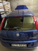 Samochód osobowy marki Fiat Punto,  moc 70 kW,
poj. 1368 cm3, rok prod. 2009, kolor granatowy, tył