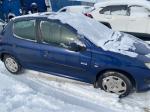 Samochód osobowy Peugeot 206 koloru granatowego. Pięciodrzwiowy. 