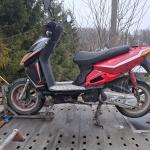 Motorower Keeway Matrix koloru czarno czerwonego. Widoczne pęknięcie plastiku w tytle skutera. 