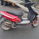 Motorower Keeway Matrix koloru czarno czerwonego. Widoczne pęknięcie plastiku w tytle skutera. 