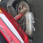 Motorower Keeway Matrix koloru czarno czerwonego. Widoczne pęknięcie plastiku w tytle skutera. 