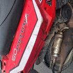 Motorower Keeway Matrix koloru czarno czerwonego. Widoczne pęknięcie plastiku w tytle skutera. 