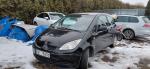 Samochód osobowy Mitsubishi Colt koloru czarnego. Trzydrzwiowy. Lekko zarysowany przedni zderzak.  