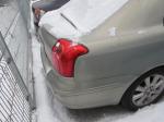 Toyota Avensis pojemność silnika 1794,00 cm³, rok produkcji 2004, prawą tylną lapmpę i zderzak srebrnego samochodu ;