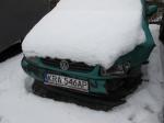 1. Volkswagen Polo pojemność silnika 1390,00 cm³, rok produkcji 1995r.,przedni zderzak i uszkodzona lewą lampę z wgnieceniem zielonego samochodu.