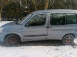 Citroen Berlingo,  rok produkcji: 2005, pojazd uszkodzony, lewy i prawy bok pojazdu wgnieciony, skorodowane nadkola i progi,
uszkodzona tylna prawa lampa, uszkodzone boczne lewe lusterko, rozładowany akumulator, w kolorze srebrnym, lewy bok 