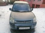 Citroen Berlingo,  rok produkcji: 2005, pojazd uszkodzony, lewy i prawy bok pojazdu wgnieciony, skorodowane nadkola i progi,
uszkodzona tylna prawa lampa, uszkodzone boczne lewe lusterko, rozładowany akumulator, w kolorze srebrnym, przód 