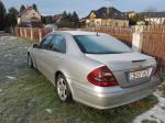.Mercedes E220 , pojemność silnika 2148,00 cm³, rok produkcji 2005. Tył i lewy bok samochodu