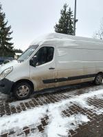 Samochód ciężarowy Renault Master koloru białego. Bus bez szyb. 