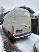 Samochód ciężarowy Renault Master koloru białego. Bus bez szyb. 