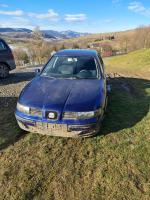 Samochód osobowy Seat Leon hatchback, w kolorze niebieskim, rok produkcji 2002, bardzo zniszczony, z licznymi uszkodzeniami wewnątrz i na zewnątrz.